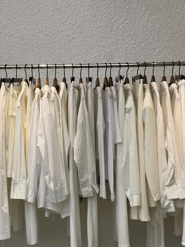 O que é capsule wardrobe e por que virou modelo de negócio