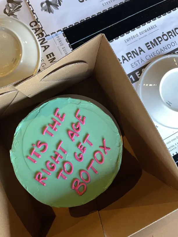 Bolo de aniversário com a frase 'it's the right age to get botox'