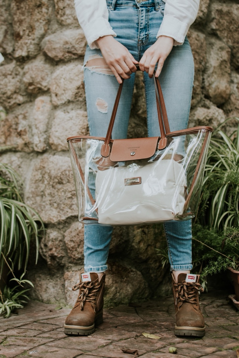 Mulher segurando bolsa de PVC transparente