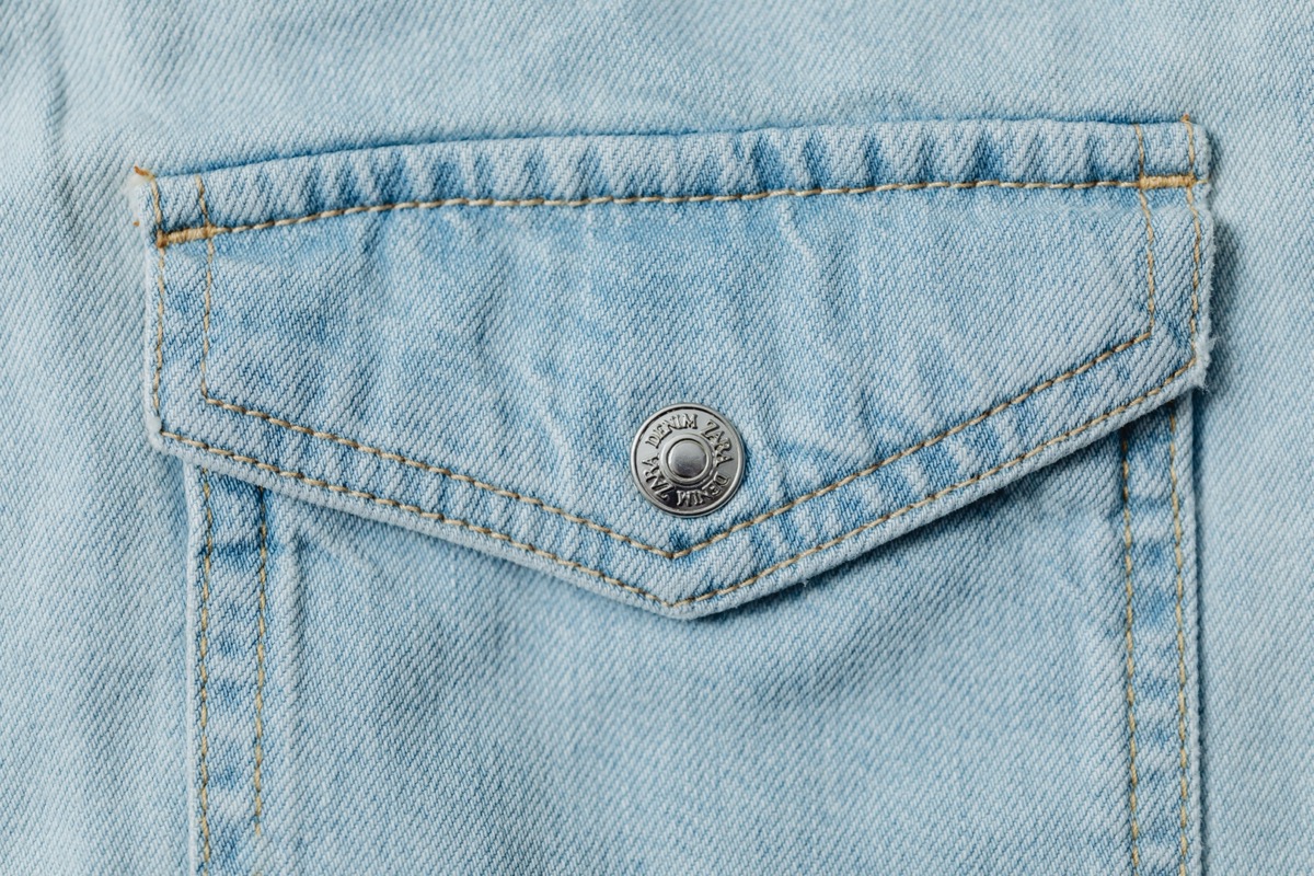 Close de bolso de jeans com rebite metálico
