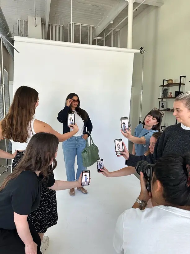 Content creator gravando vídeo com celular em tripé, com iluminação de estúdio
