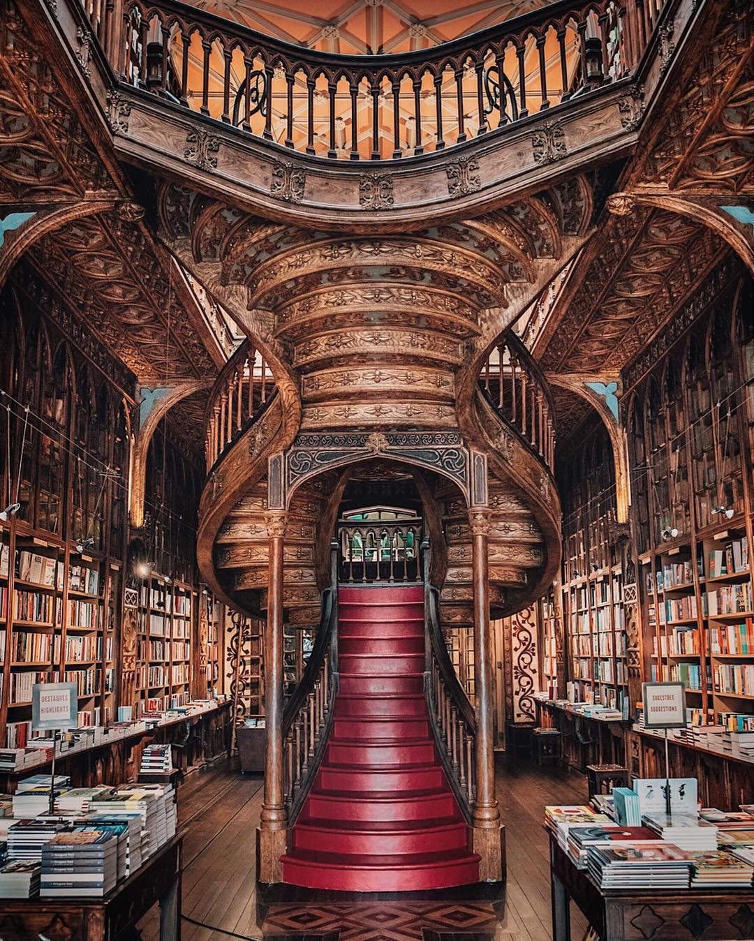 Escadaria vermelha da Livraria Lello, no Porto