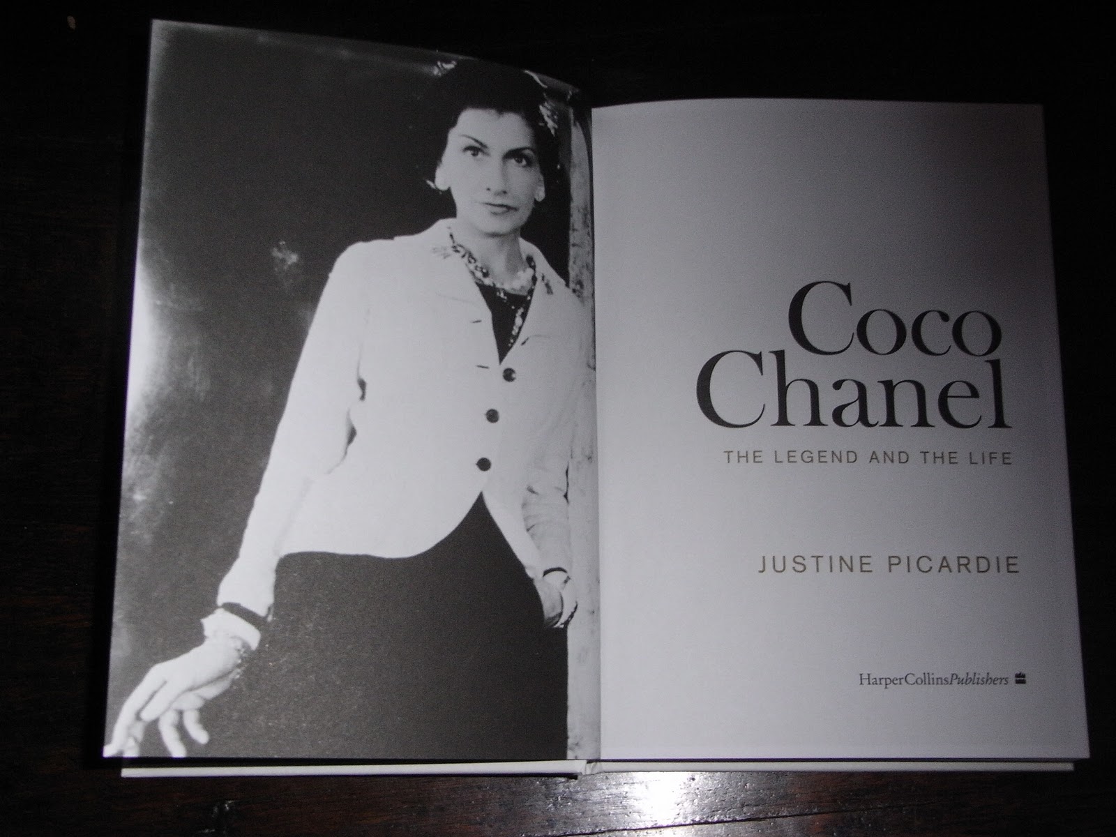 Exemplar do livro Coco Chanel: The Legend and the Life, de Justine Picardie