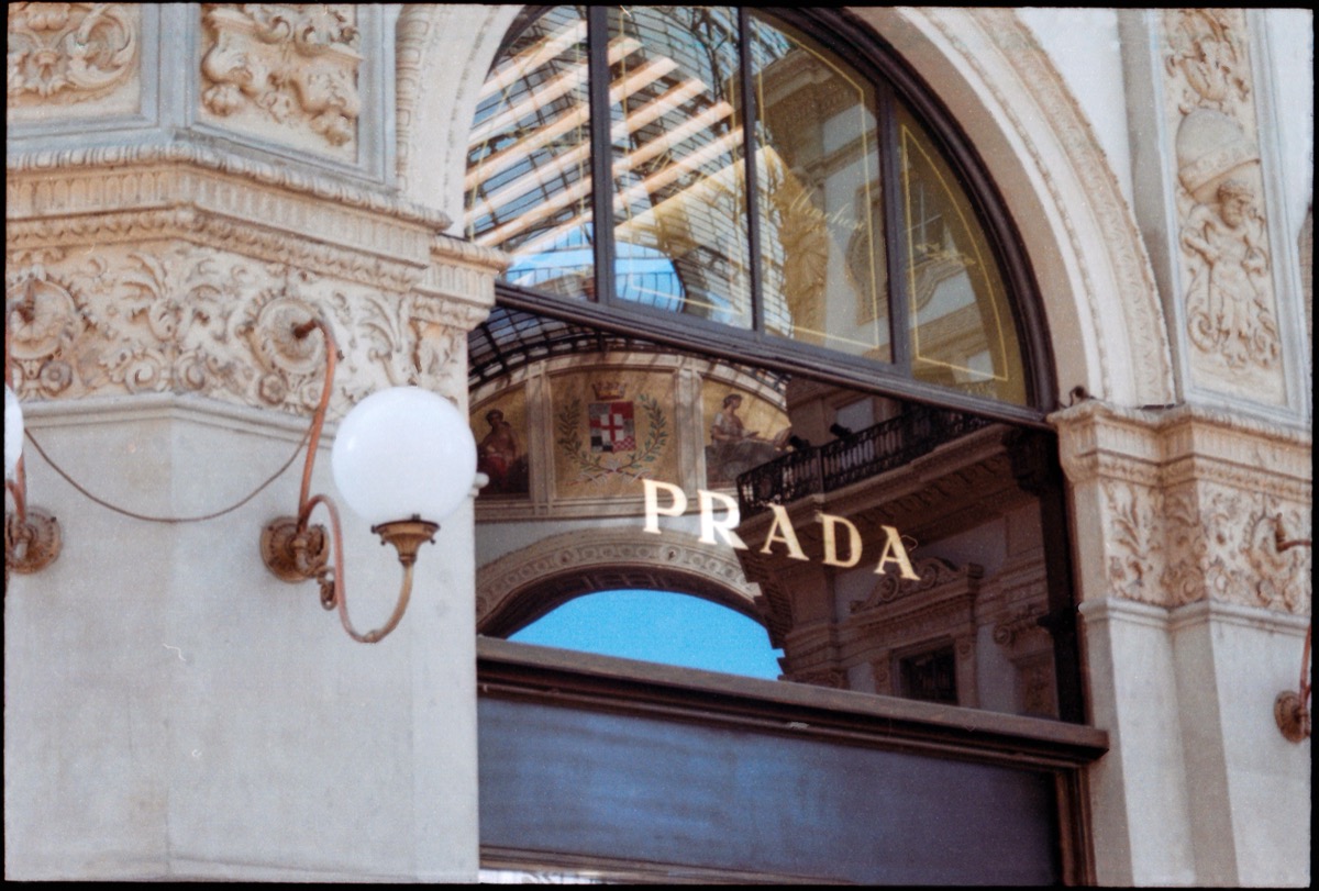 Fachada histórica da loja Prada na Galleria Vittorio Emanuele II, em Milão
