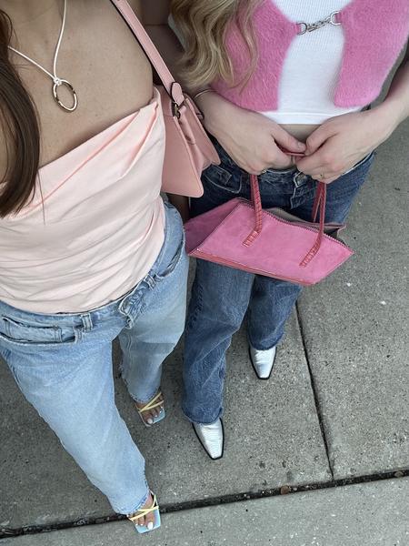 Looks estilo Y2K com jeans de cintura baixa e bolsas mini
