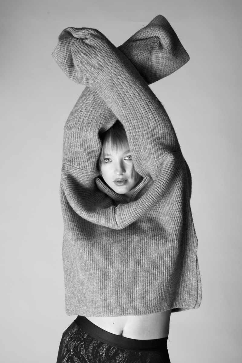 Still editorial em preto e branco com tricô oversized