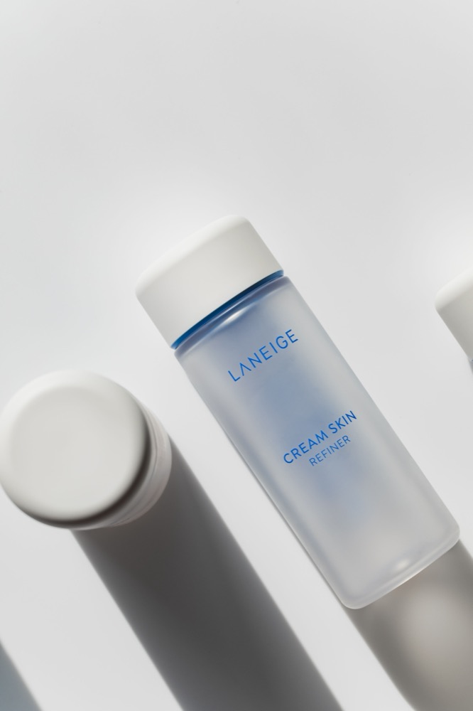 Produto de skincare coreano LANEIGE em fundo neutro