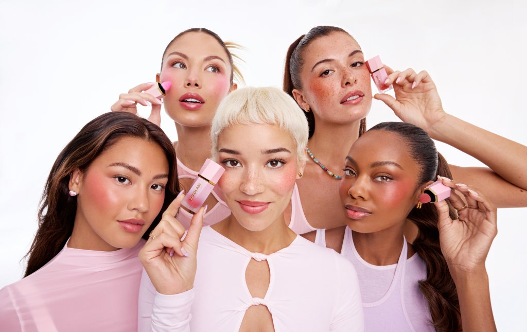 Modelos com produtos da Sheglam, marca internacional que chegou ao Brasil