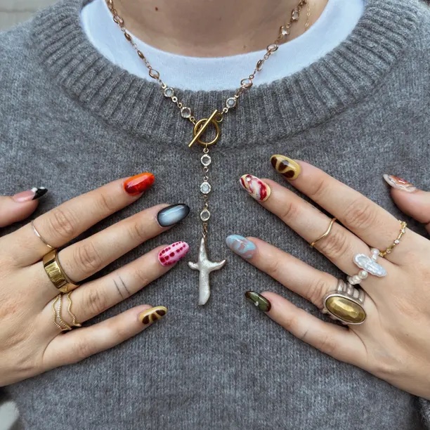Nail art assimétrica: cor diferente em cada dedo virou o novo básico